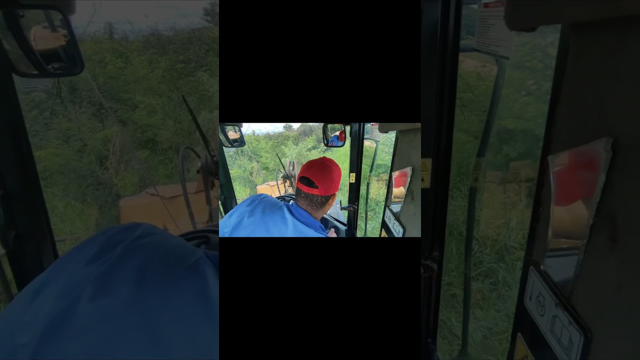 pá carregadeira fazendo aceiro na beira da cerca