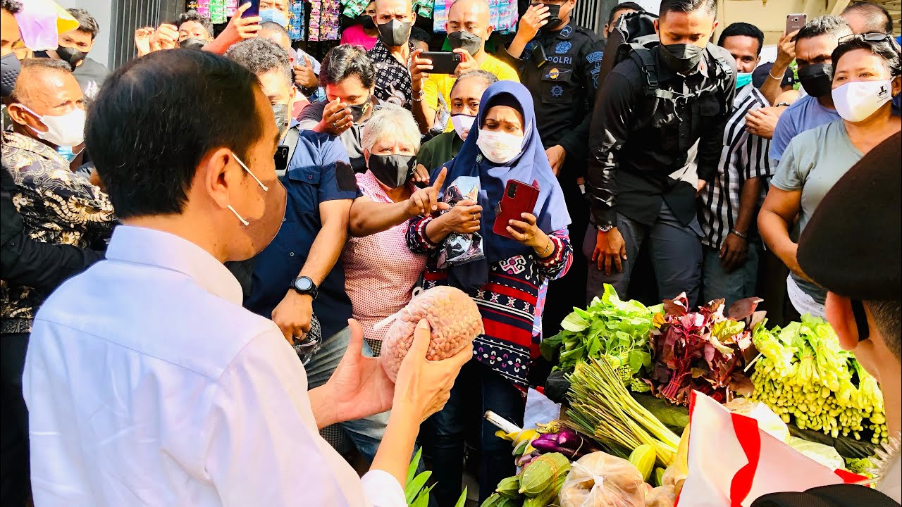 Presiden Jokowi Menyerahkan BLT untuk Pedagang Pasar Penfui, Kupang, 24 Maret 2022