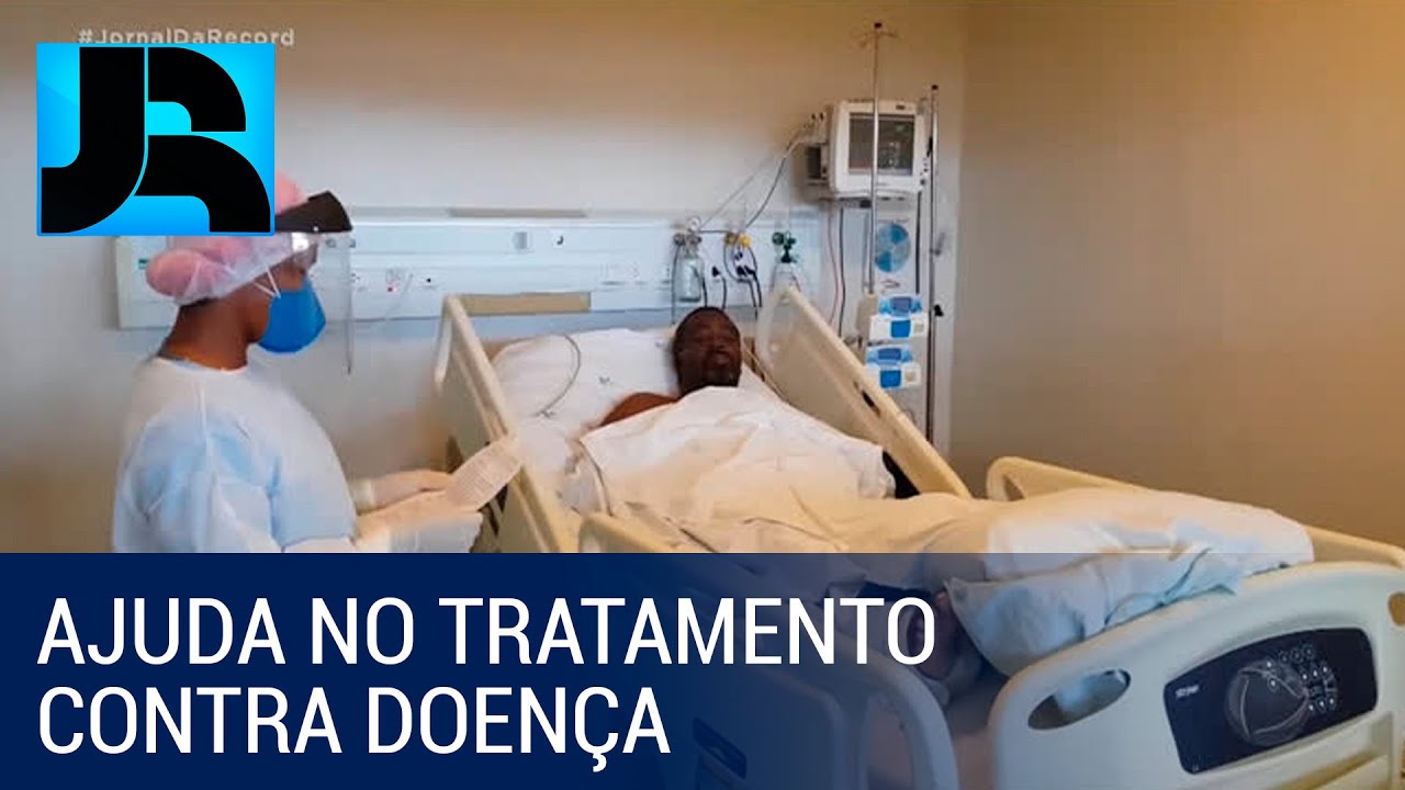 Enfermeiras leem cartas nos leitos de UTI para pacientes com coronavírus no interior de SP