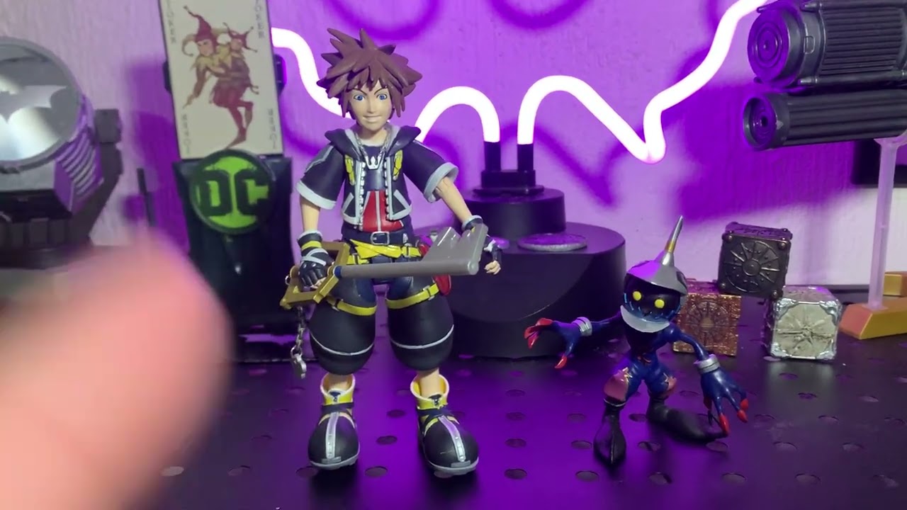 Kingdom hearts to Sora and soldier heartless by diamond select toys