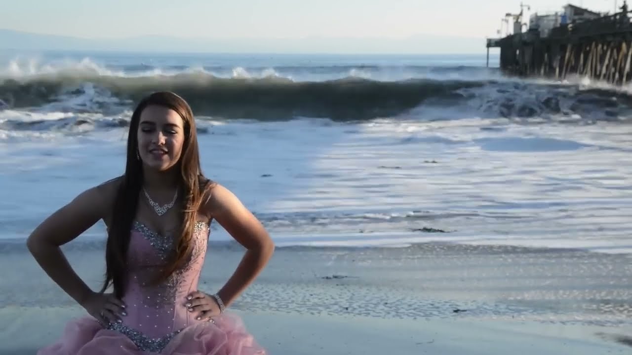 Sesion de fotos donde destruye el vestido de quinceanera en las playas de California.