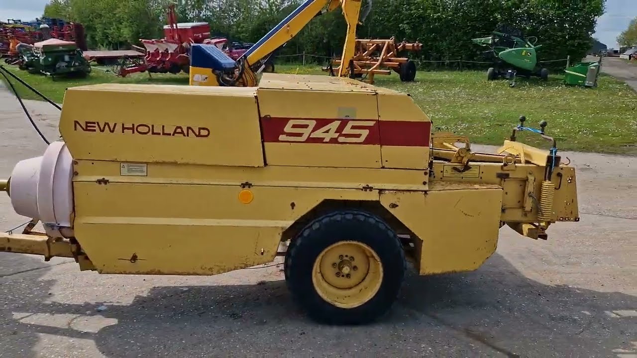 New Holland 945 conventional baler 22930