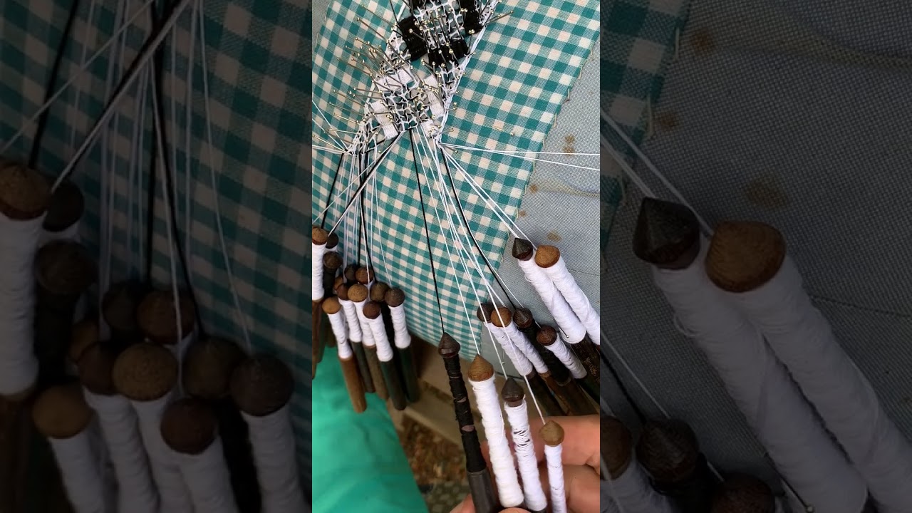 Movimiento de los bolillos al tejer una flor de pepas