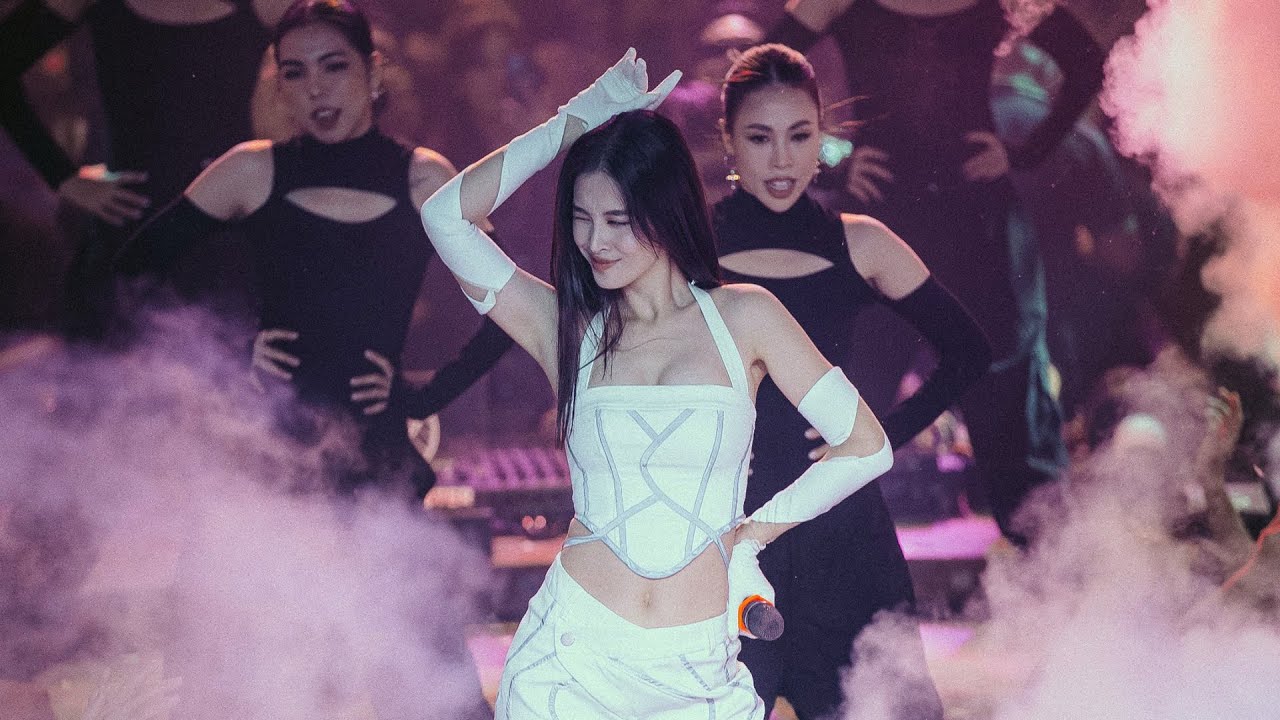 [Fancam] Đông Nhi - Đôi Mi Em Đang U Sầu ft. Wowy (Live at 1900 Le Théâtre Hanoi)