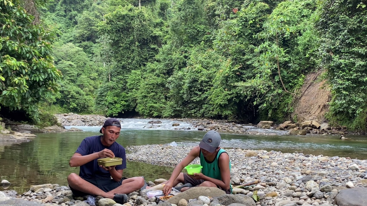 Kayaknya Kena Prank - Berburu Ikan Sidat Menyelam Di Sungai Jernih Masak Hasil Buruan