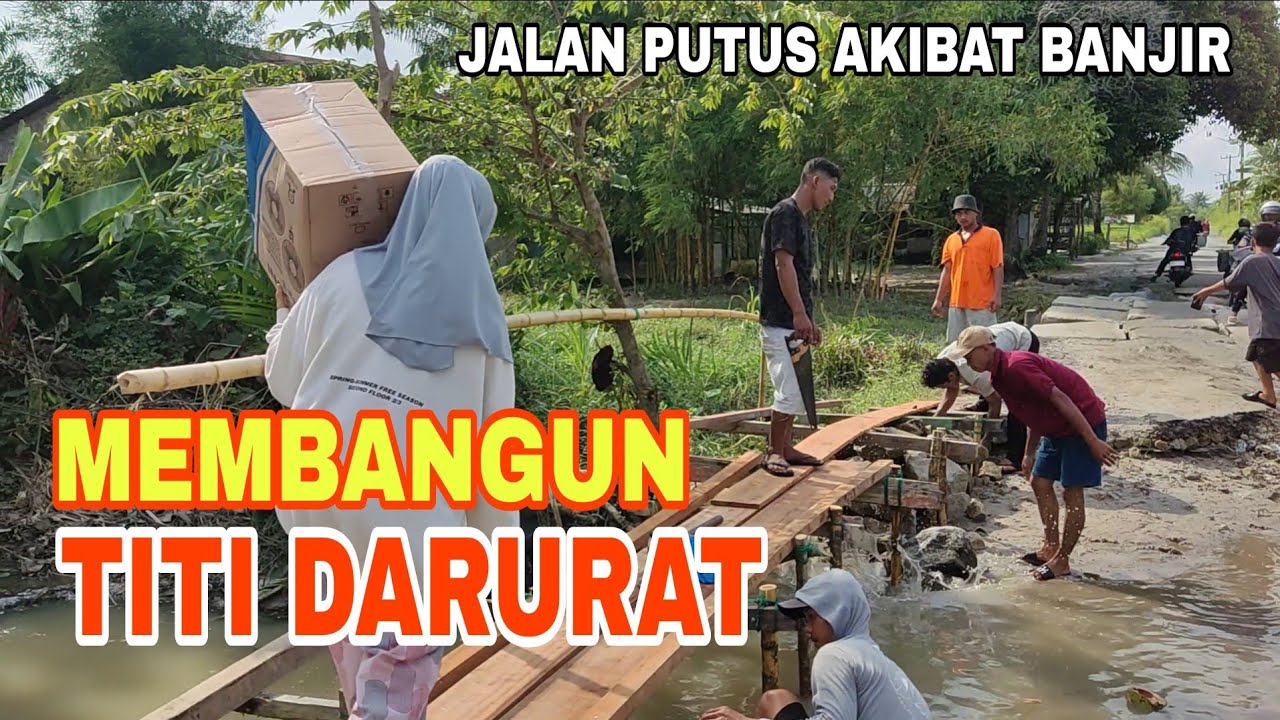 Membangun Titi Darurat Ketika Jalan Terputus Diterjang Banjir