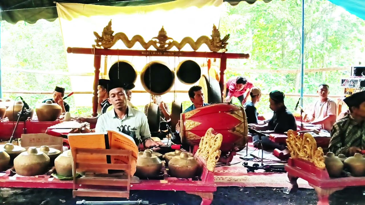 Iringan pambuko upacara adat Pesanggrahan eyang Jogonegoro Karangpatihan.balong.
