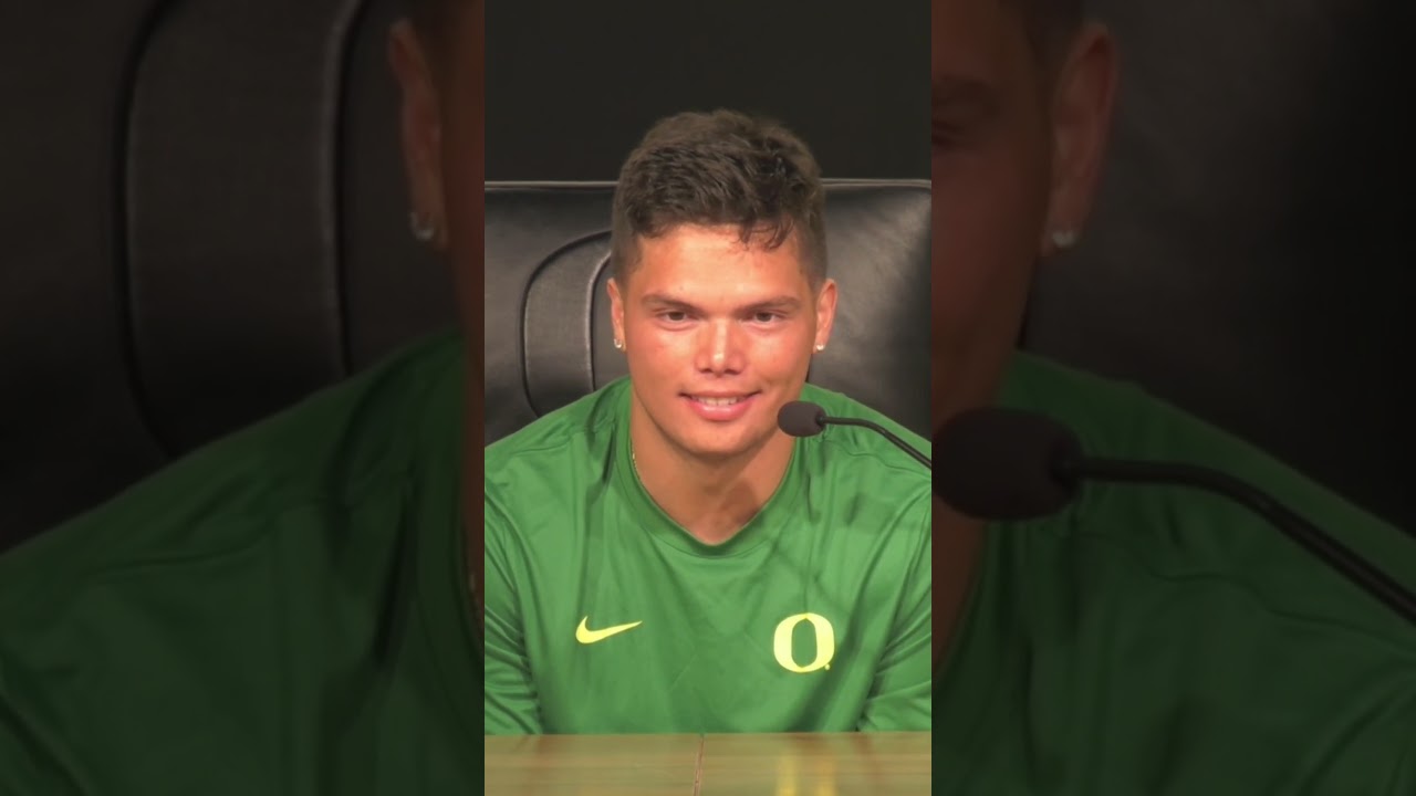 Oregon's Dillon Gabriel interrupts reporter's question to sing Morgan Wallen 🎶 #football #oregon