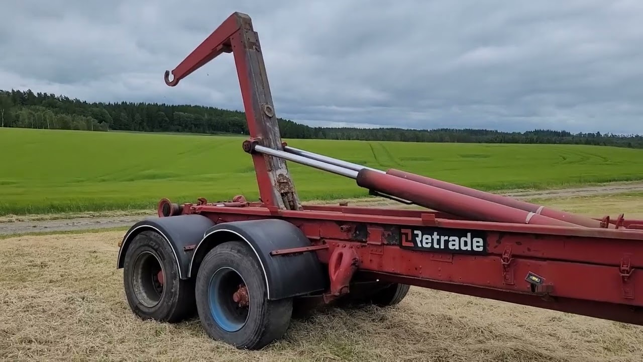 Lastväxlarkärra för traktor / Hookloader trailer for tractor finns på auktion hos Retrade.eu