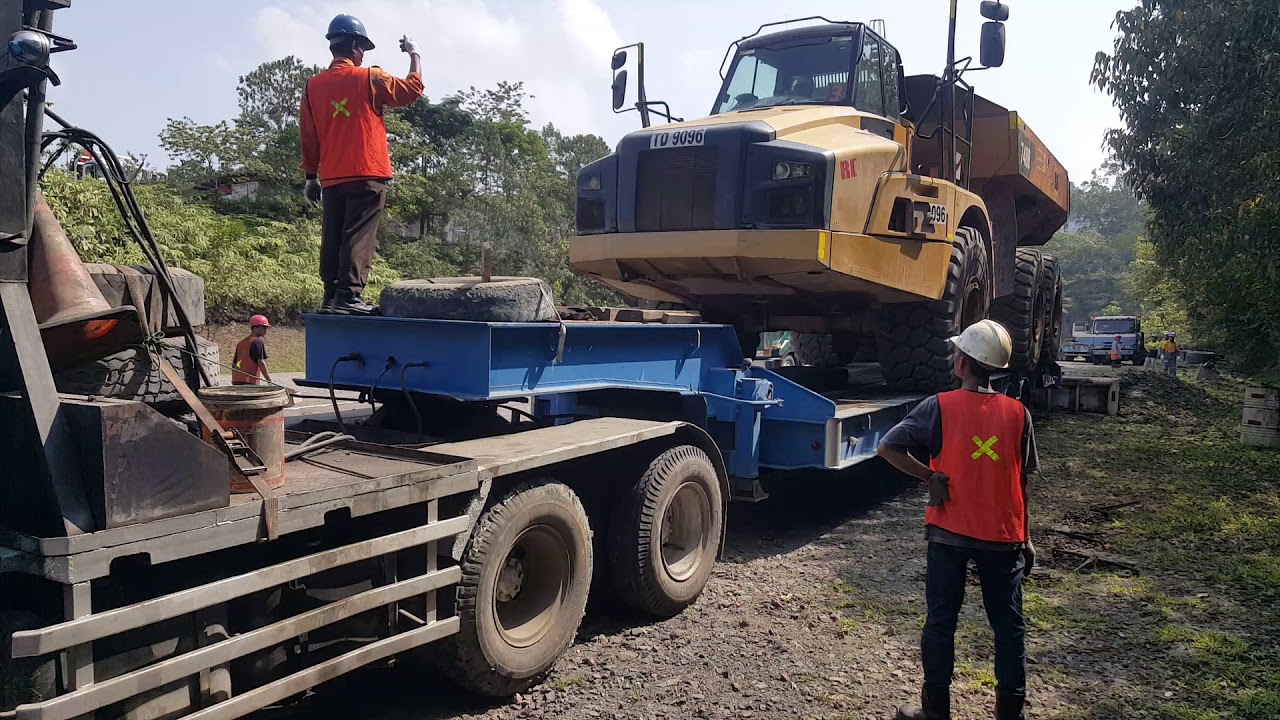 Loading DT CAT 740B to Lowbed trailer by PT. Jasa Pratama Transindo