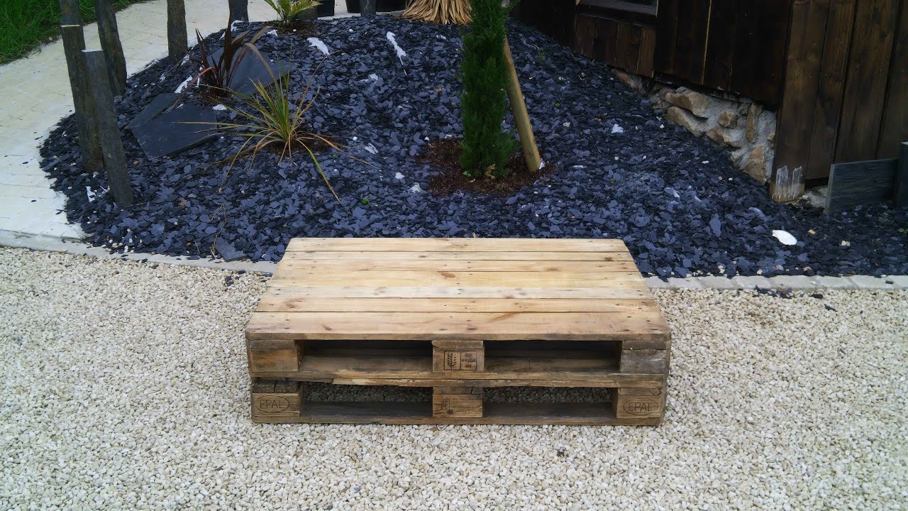 TABLE DE JARDIN AVEC 2 PALETTES EUROPÉENNES