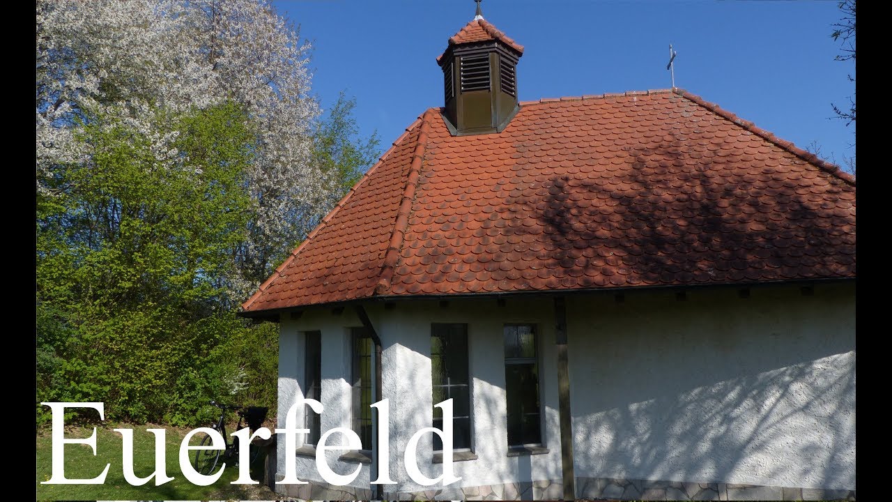 Euerfeld (KT) Die Glocke der Bruder Klaus Kapelle auf dem Feld (Handläuten)