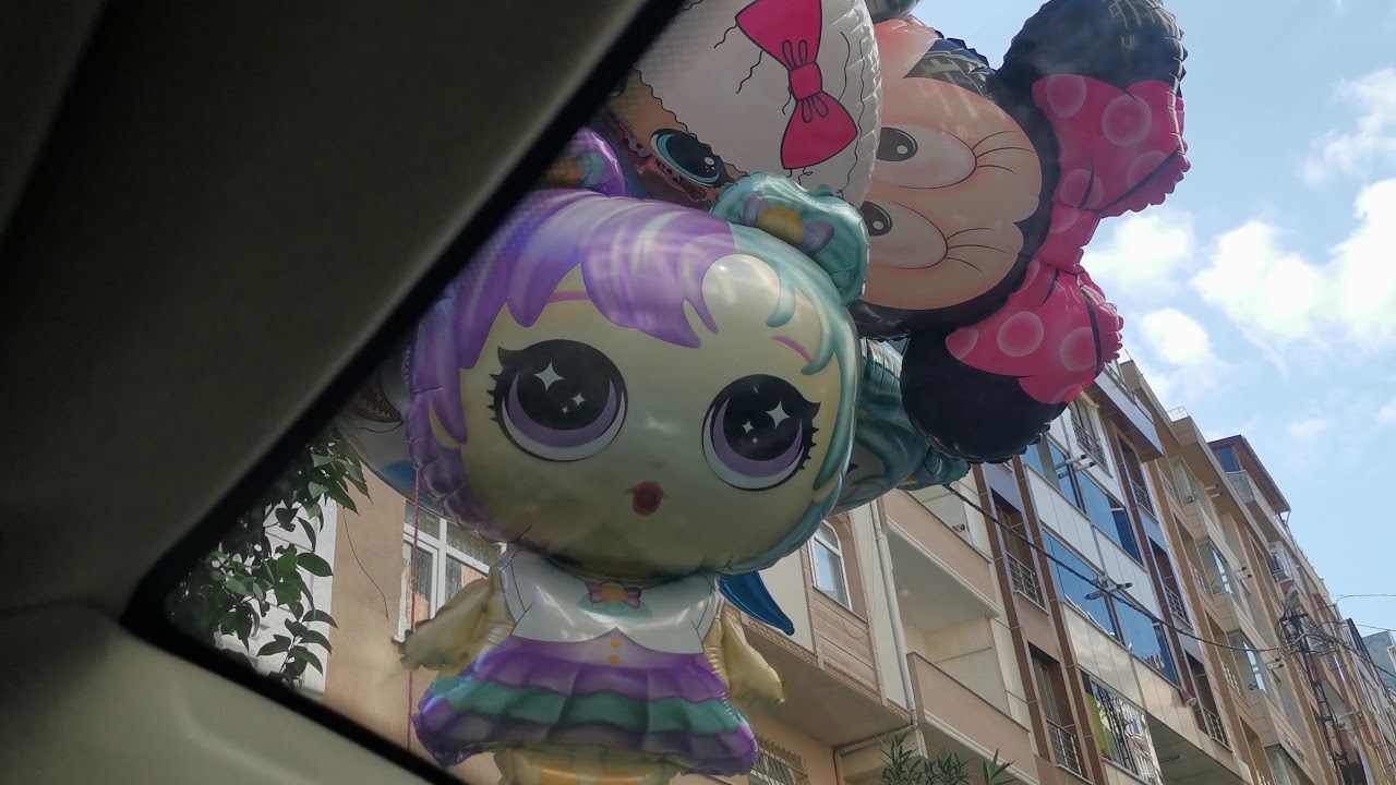Hüma ve Hira arabayla giderken uçan balon gördü babaları onlara arabadan uçan balon aldı.