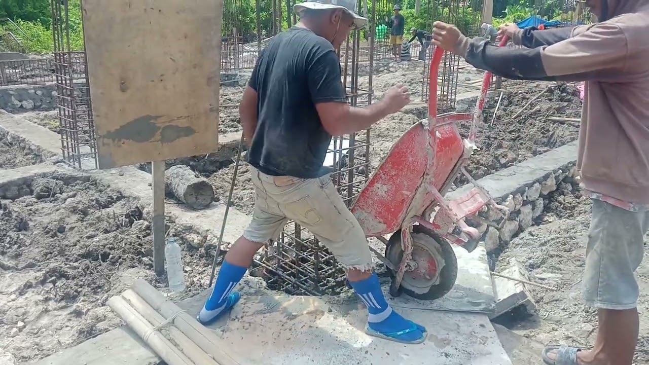 Proses Pengecoran Kolom Beton Bangunan Gedung SBSN MAN Kepulauan Selayar
