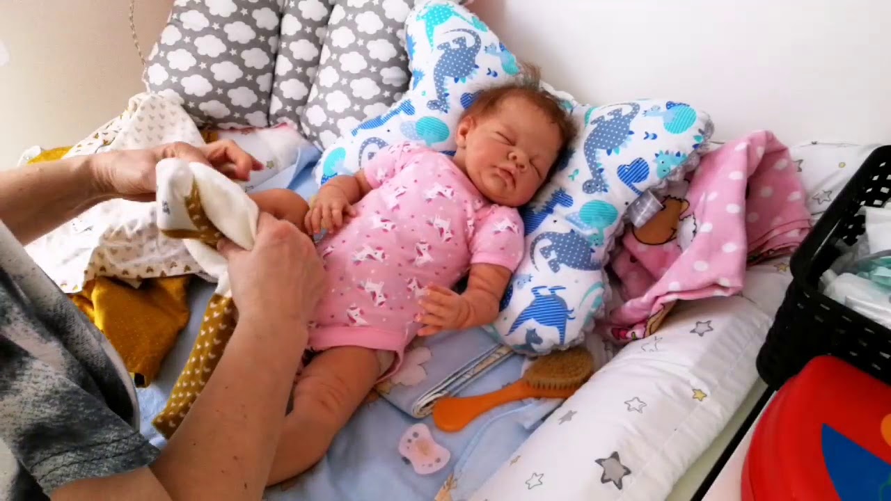 Eine kleine runde mit reborn babys und kleine Ida zieht frische Kleidung an (unbezahltes Werbevideo)