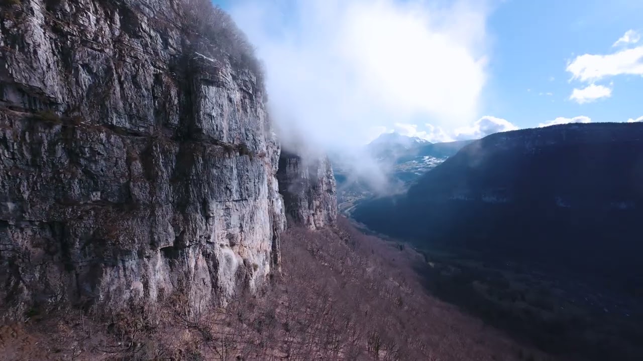 FPV mid range - DJI Avata2 - Falaises des Hires au dessus d'Allèves dans les Bauges