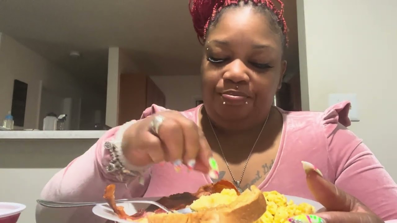 Breakfast 🍳 🥞 Banger’s  ‼️ eggs 🍳 grits bacon 🥓 toast … Come eat wit me… Let’s Gooooooo