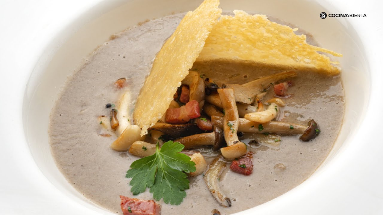 Sopa de setas con crujiente de queso, una receta cremosa con Joseba Arguiñano