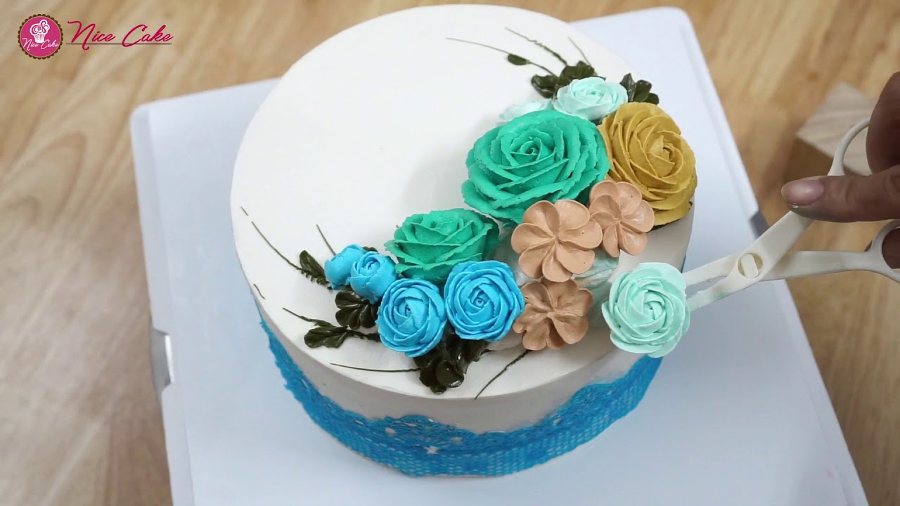 Bánh sinh nhật kết hợp trang trí vơi ren đường - Decorate cake with flower and lace sugar