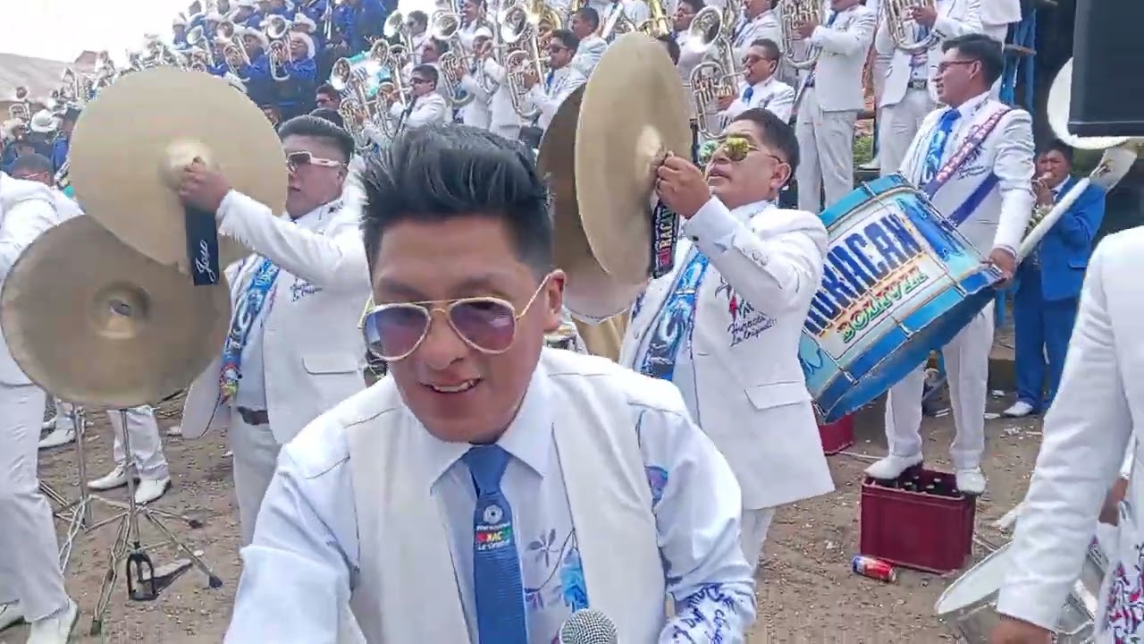Retreta de la mejor banda Huracan de Bolivia Plaza Principal de Vilquechico IA smart TV Puno Perú 