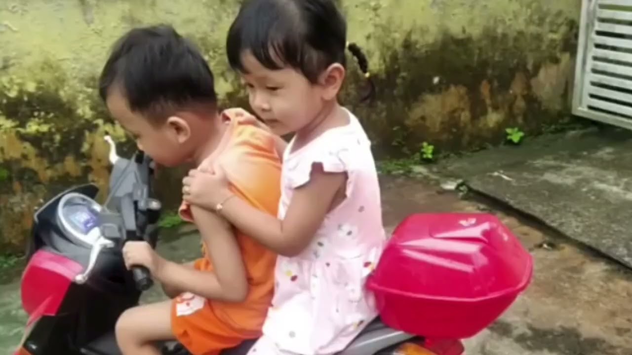 Zizi motoran bareng Aa