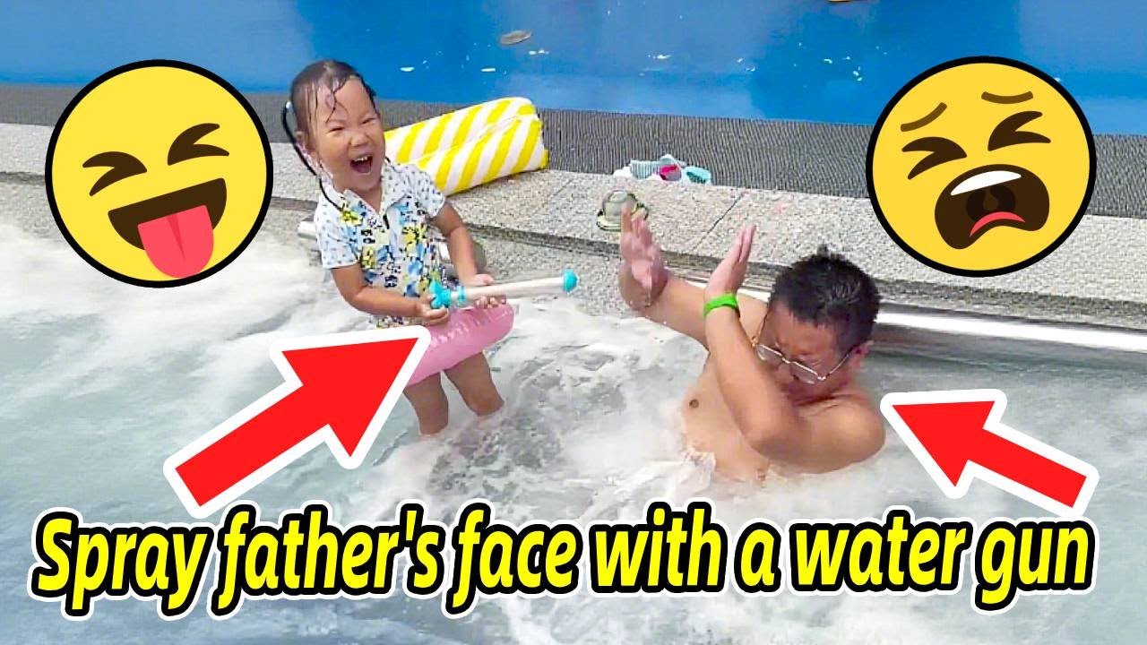 用水槍噴爸爸【Spray dad with a water gun】#寶爸帶娃 #男人帶娃系列 #爹帶娃系列 #父女日常