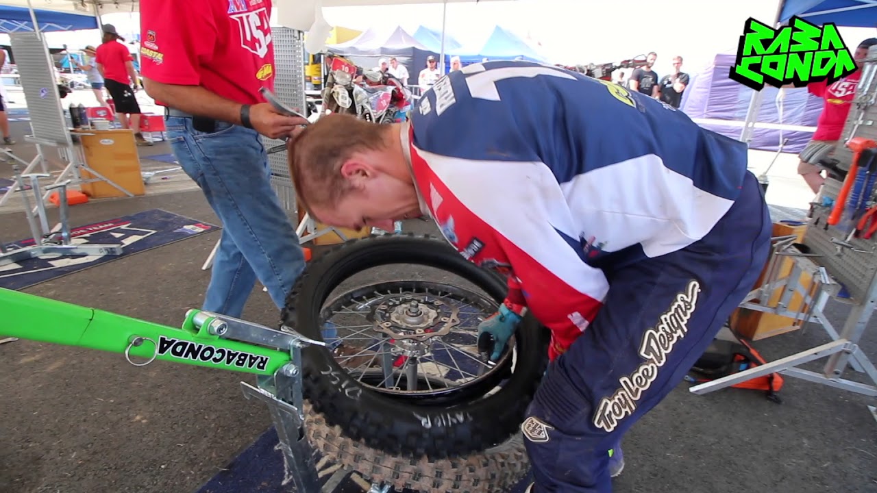 Super fast Rabaconda tire change by Taylor Robert at the ISDE 2017