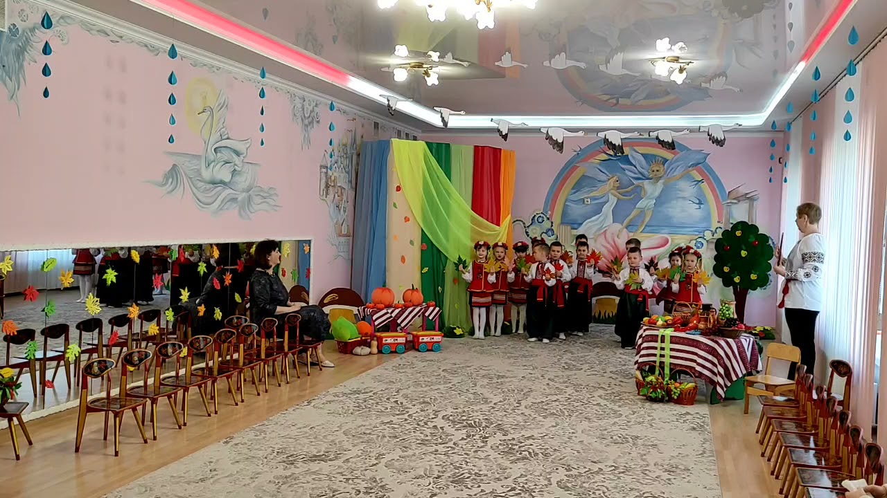 Вхід на осіннє свято із листочками. 