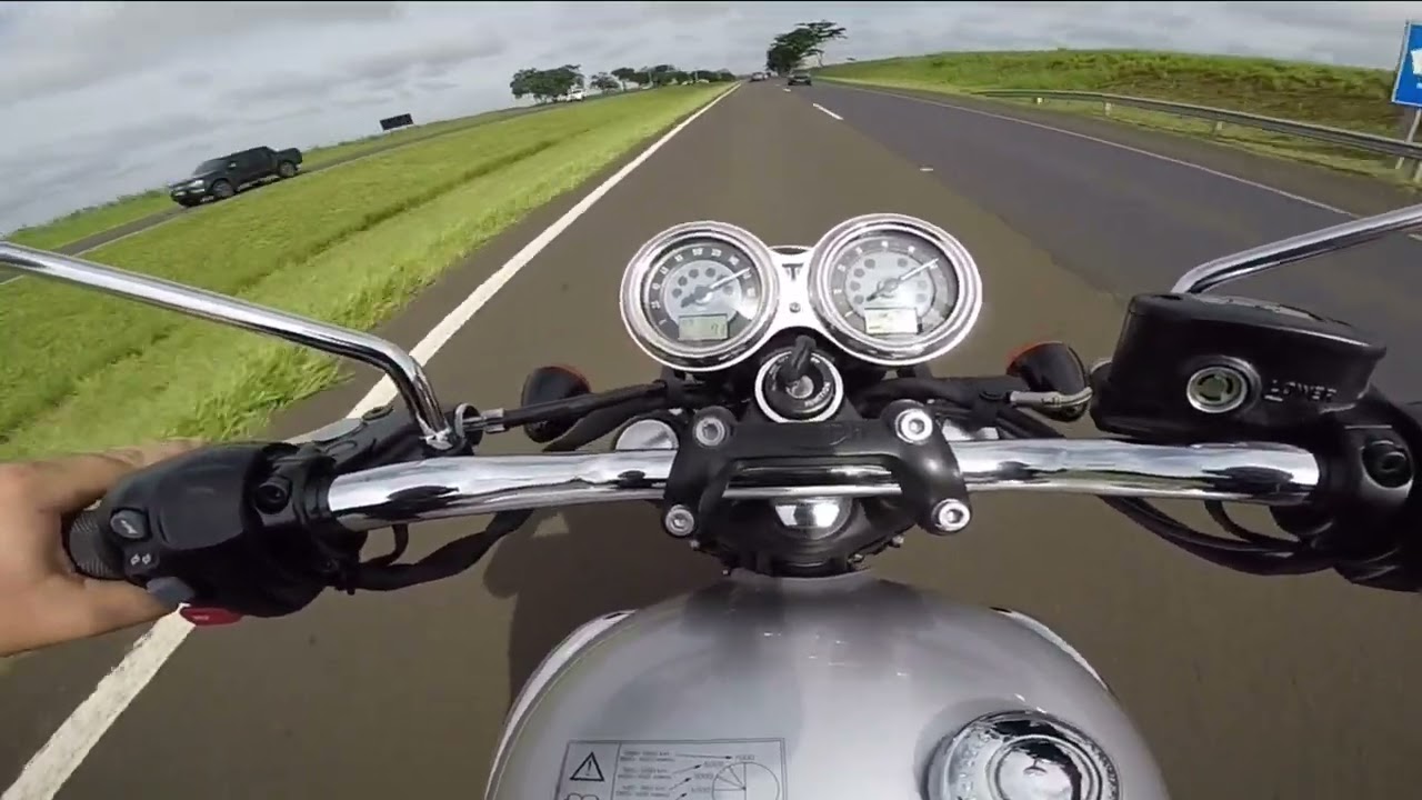 Teste top speed Triumph Bonneville T100... uma clássica com motor de 900cc!!