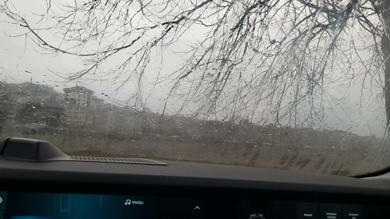 Yağmurda trafiği ve metroyu izlemek