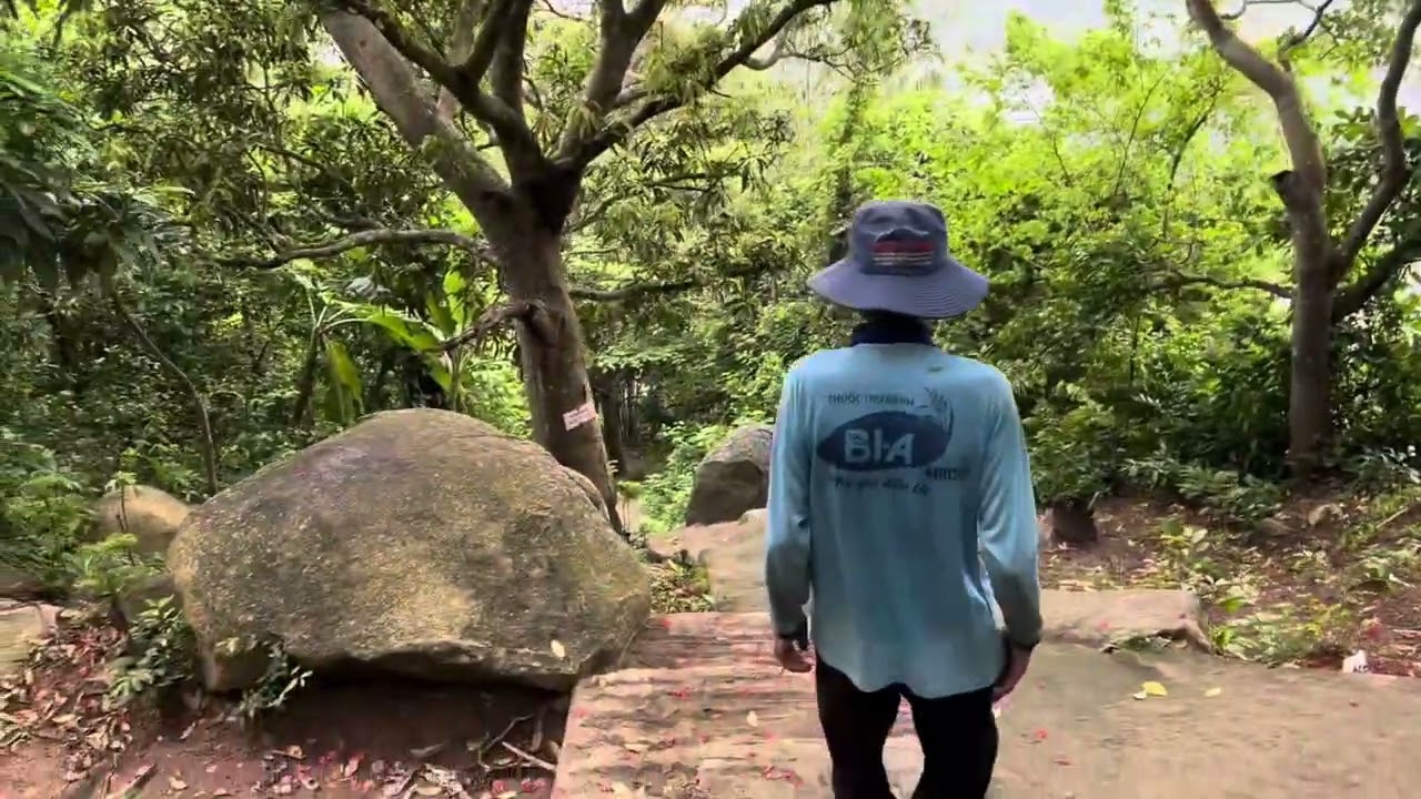 Mây vâng trên đỉnh núi bà đội ôm 🫂