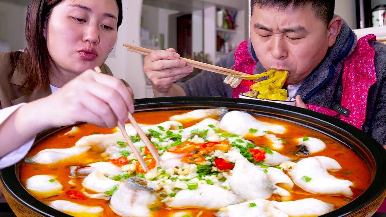 7 котов жирных кишок и 3 кота рыбы! Горячий горшок с жирной колбасой и рыбой