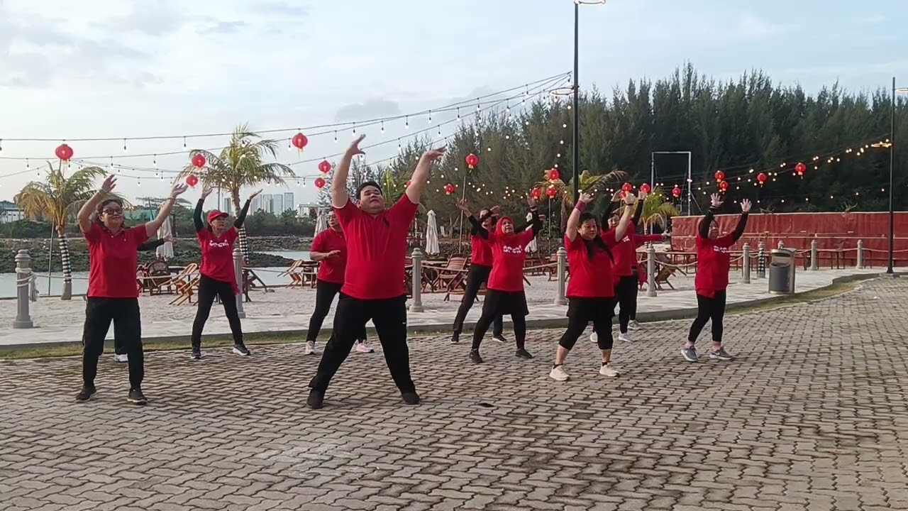 年节时景新年舞, 老师和会员们一起跳舞。Nian jie shi jing Imlek dance bersama Laoshi Defit & Anggota senam di Batam 2026