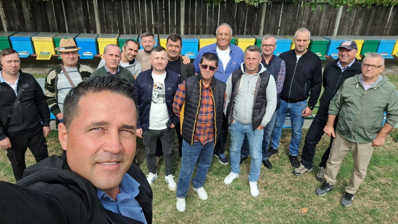 Întâlnirea apicultorilor la Caracal. În stupina domnului Alexandru Dumitru. 