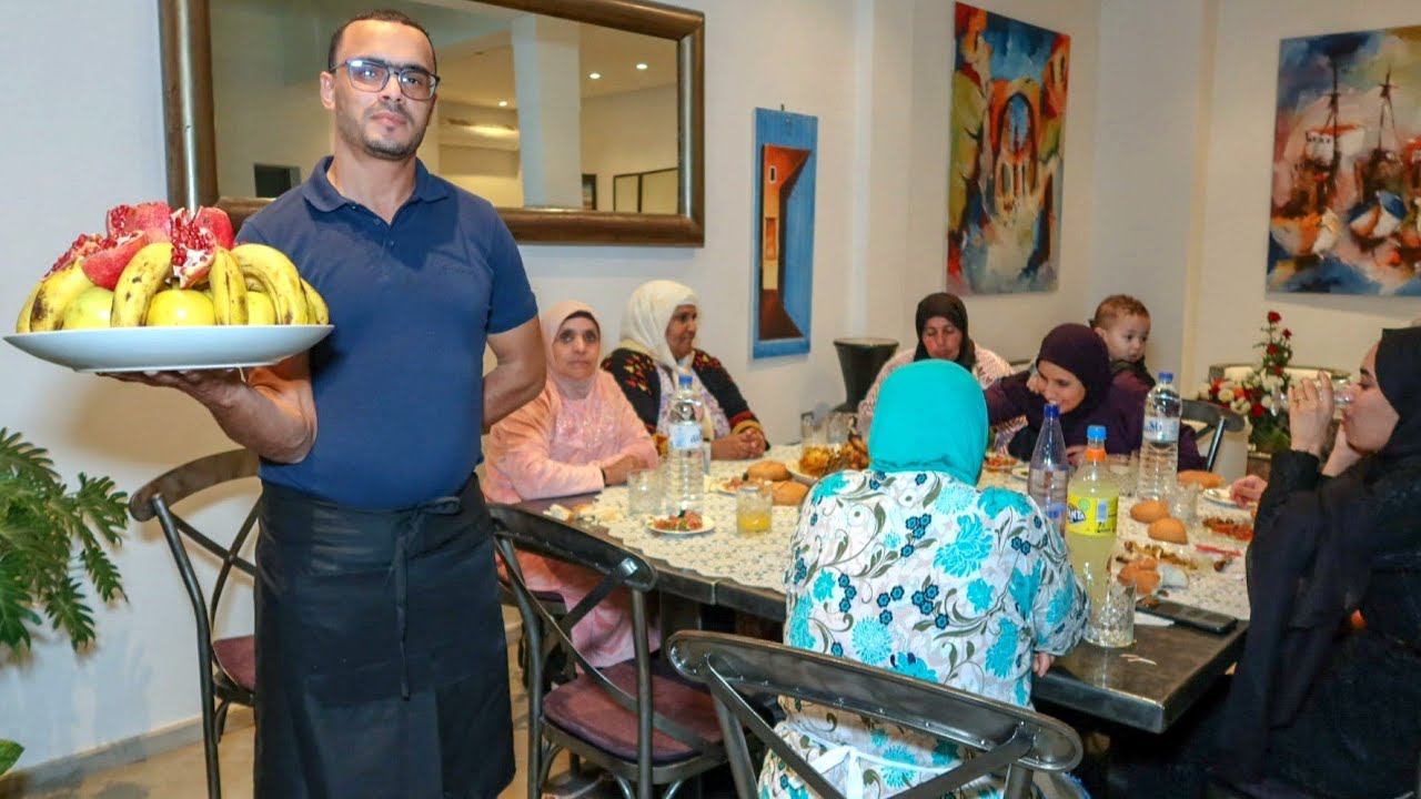 لالة حادة و رباعتها كيتعشاو و يونس كيتسخر عليهم 😂