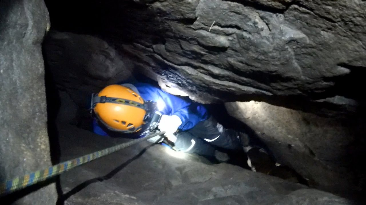 Extrem enge Höhlenbefahrung mit Geocache | Riesenturmhöhle Elbsandsteingebirge