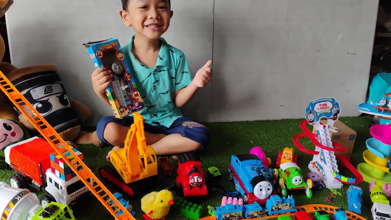 BERMAIN BERSAMA MAINAN BARU THOMAS AND FRIENDS DAN TAYO SI BUS KECIL