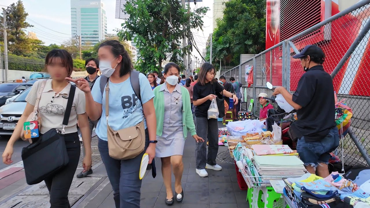 [4K] Walking through Downtown in Bangkok During Rush Hour (SWU Night Market)