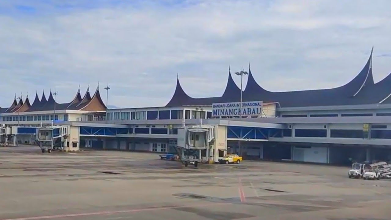 AIR ASIA Landing at Minangkabau Airport - Padang