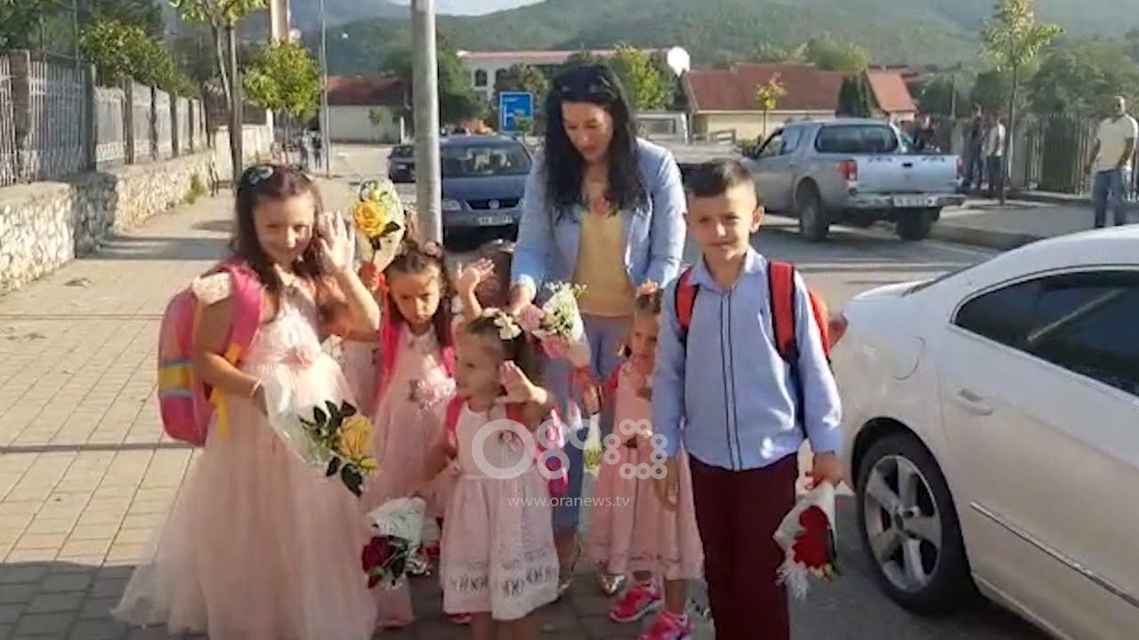 Ora News - Zemra plot, momenti emocionues kur Ajlin &ccedil;on n&euml; shkoll&euml; 7 f&euml;mij&euml;t e saj