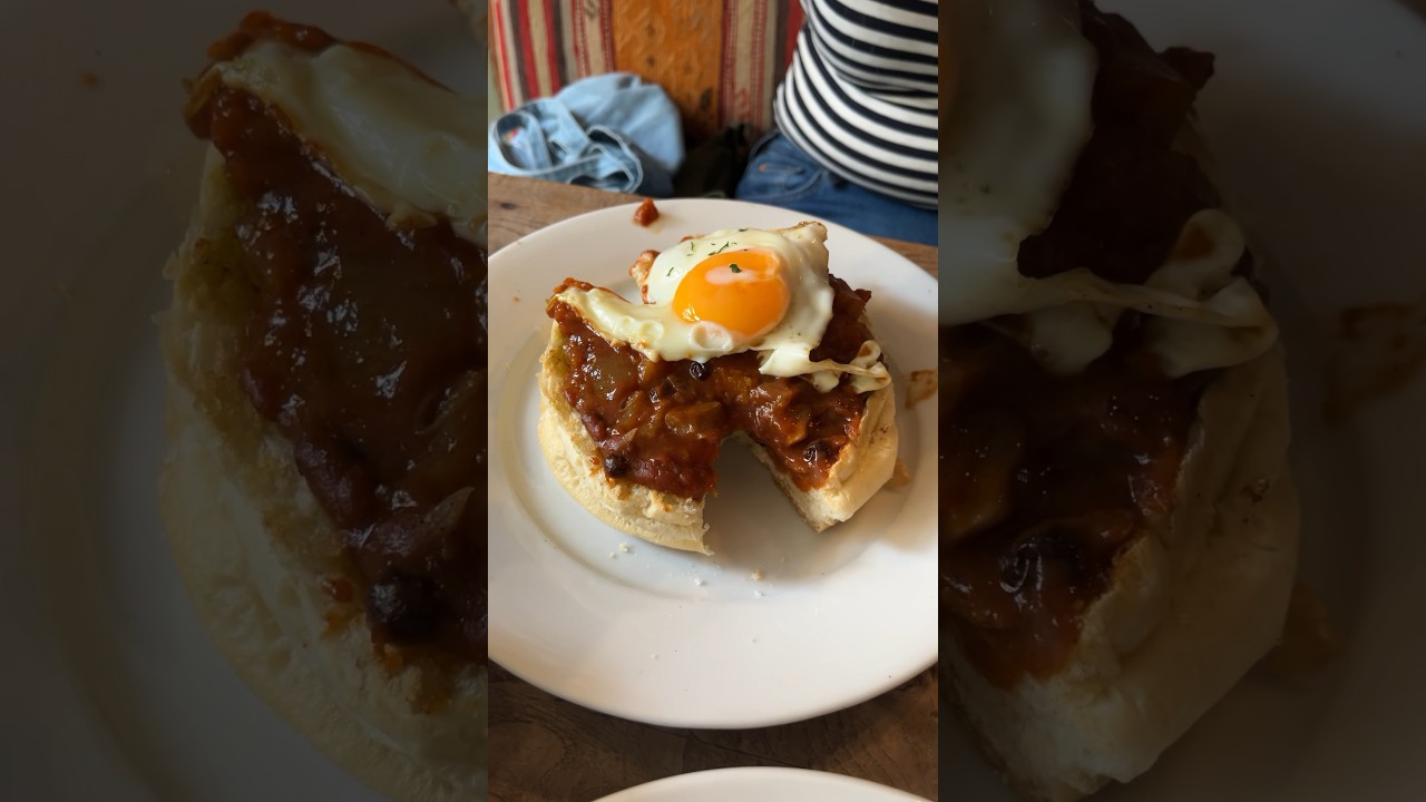 Must visit places in the city of Bath, UK. Sally Lunn&rsquo;s famous buns. Best breakfast spot #bath #uk