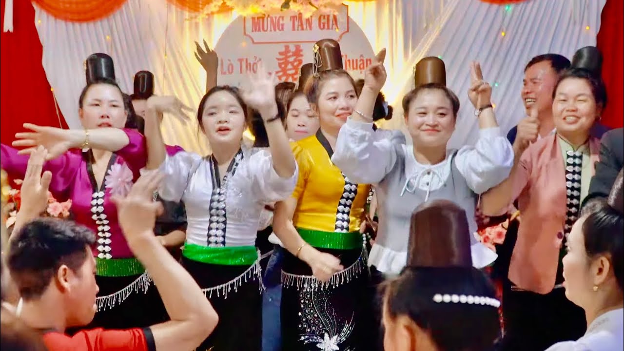 Chị em bản Lươi Là Sông Mã nhảy mừng tân gia anh chị Lò THời + Lò Thuận Cực bốc lửa.