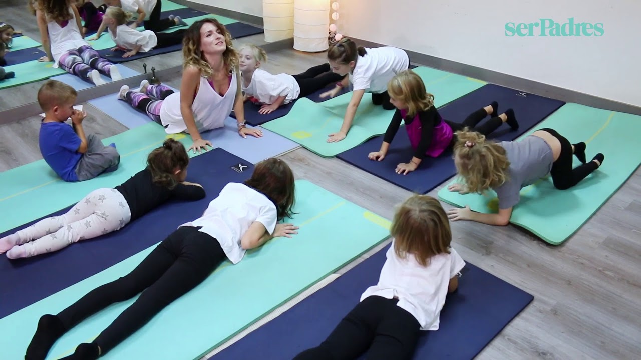 Clase magistral de yoga con niños