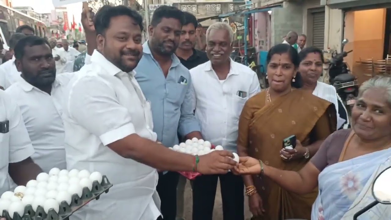 மீஞ்சூரில் மதசார்பற்ற முற்போக்கு கூட்டணி  திமுகவினர் பொதுமக்களுக்கு முட்டை வழங்கி ஆர்ப்பாட்டம்