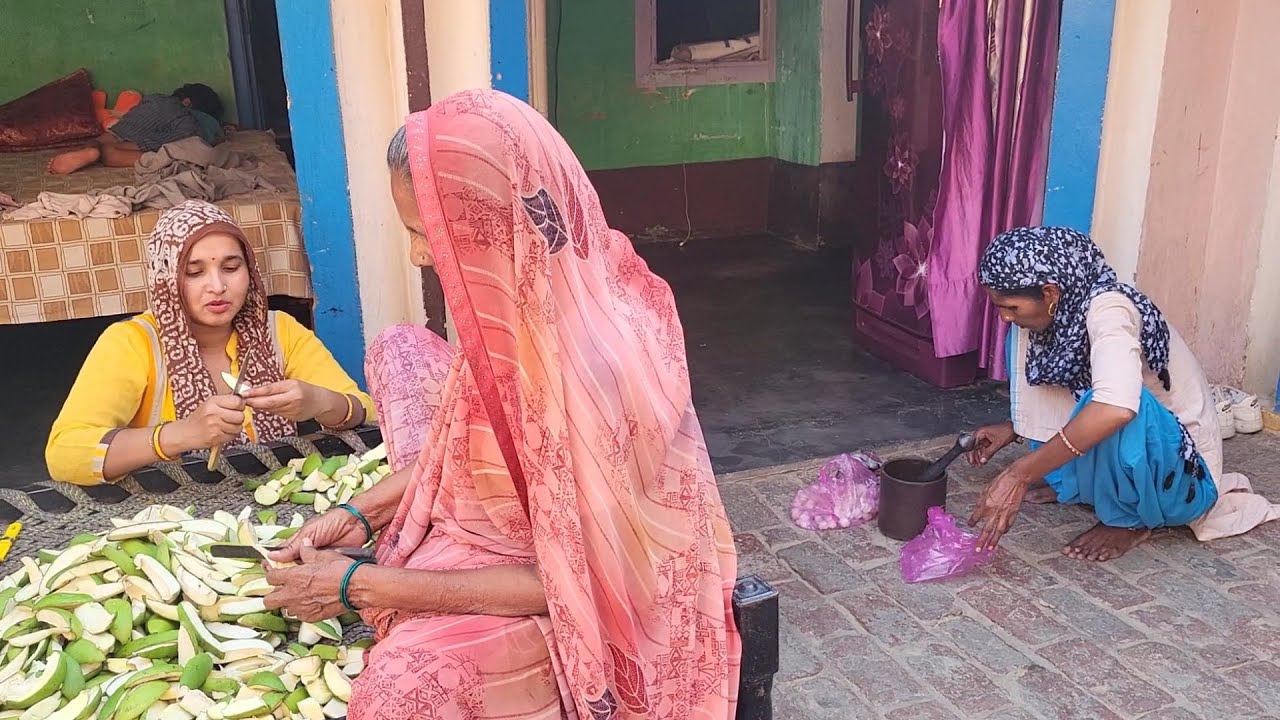 सास बहु का अचार बनाने का सबसे अच्छा तरीका क्या है ? | UP Vlogger Boby Pal with Family.