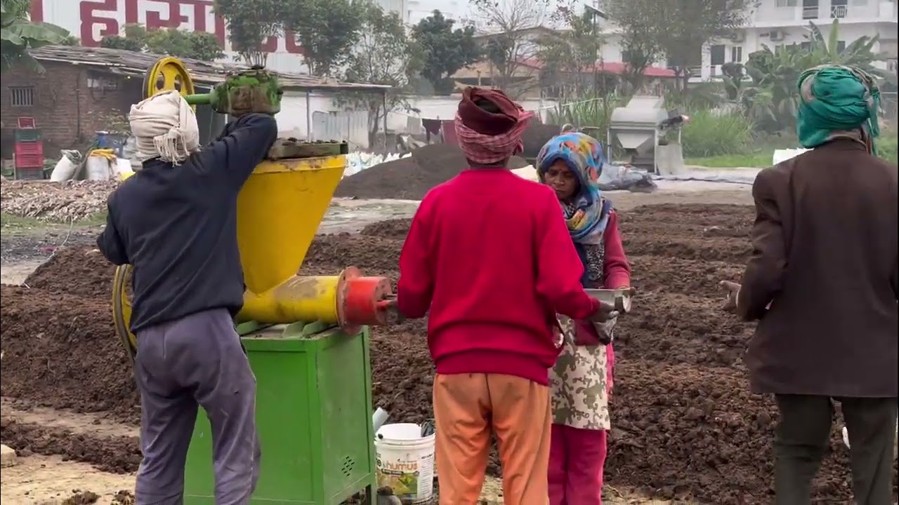 गौ माता के गोबर से हवन के लिए लकड़िया तैयार की जा रही है।