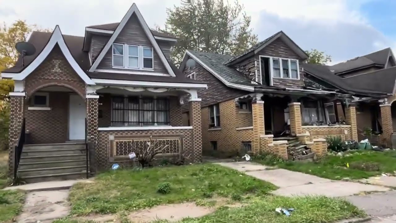 Abandoned Houses and High School | Detroit, Michigan