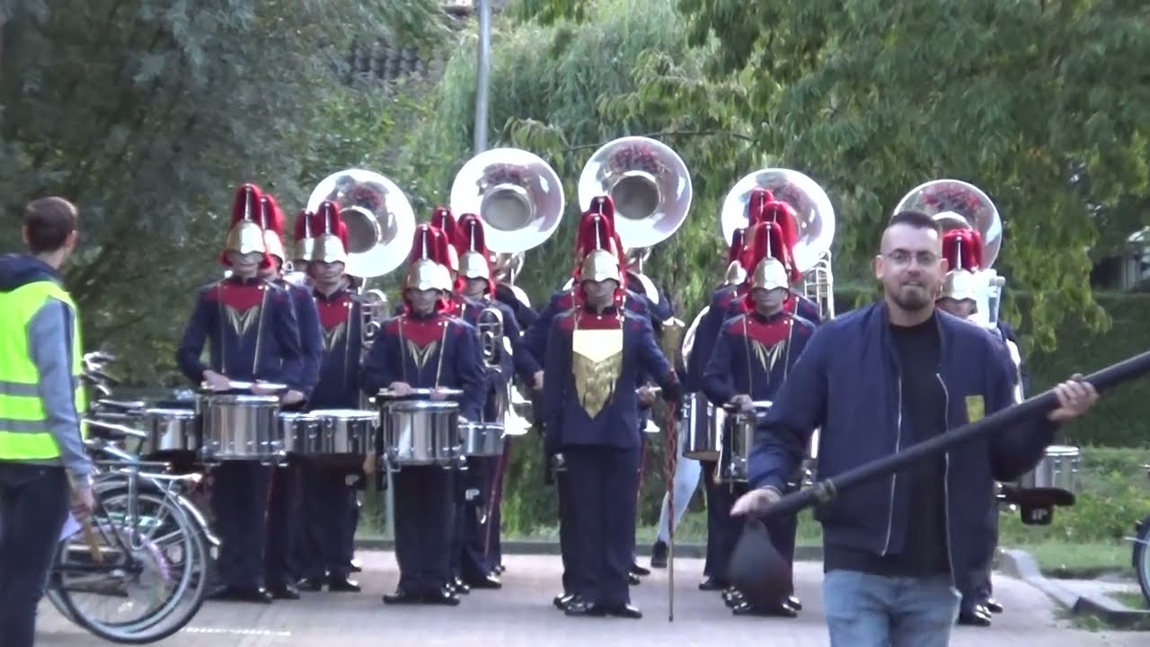 Kamper Trompetterkorps in nieuwe uniform door Alphen aan den Rijn naar Taptoe terrein
