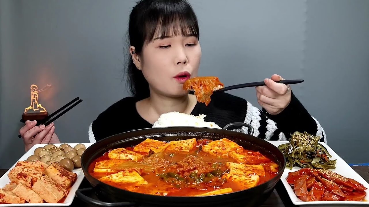Spicy, kimchi stew, kimchi, mukbang.