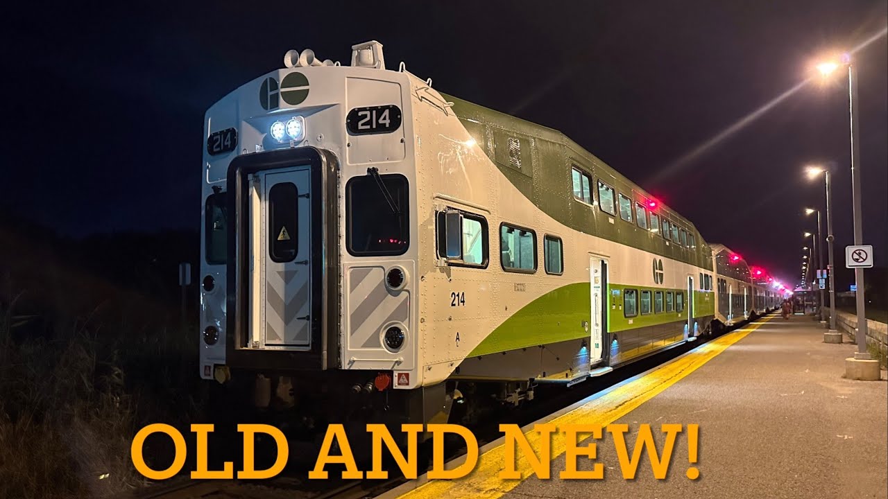 (Go 251 и отремонтированный старый вагон такси 214 в качестве ведущего) Go Transit 6915 и 6933 в ...